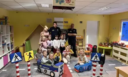 Strażnicy miejscy i grupa dzieci z wychowawczynią