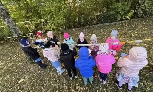 Grupa dzieci maluje farbami