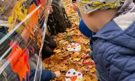 Dzieci malujące na folii