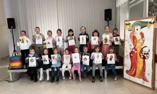 Dzieci ze swoimi pracami plastycznymi