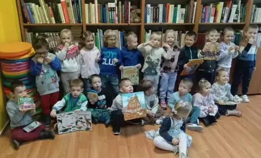 Dzieci trzymają swoje prace plastyczne