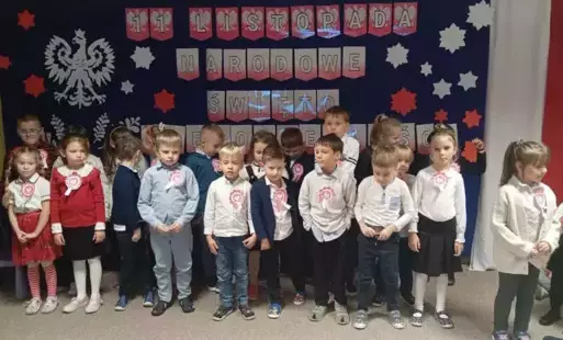 GRupa dzieci na tle dekoracji